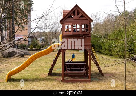 maison de jeux en bois pour enfants avec toboggan dans la cour de la maison Banque D'Images