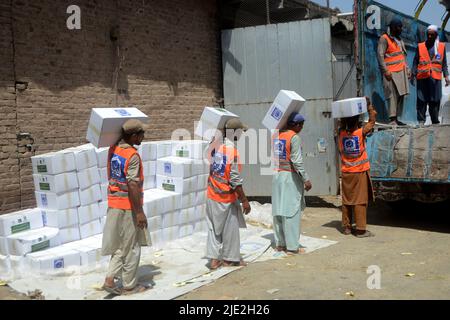 Peshawar, Pakistan. 23rd juin 2022. Les travailleurs de la Fondation Alkhidmat chargent des secours dans des camions de livraison pour les victimes du tremblement de terre afghan à Chamkani. Plus de 1 000 personnes ont été tuées et plus de 1 500 autres blessées après un séisme de magnitude 5,9 qui a frappé l'est de l'Afghanistan avant l'aube le 22 juin, a rapporté l'agence de presse nationale de Bakhtar. Selon les autorités, le nombre de morts devrait augmenter. (Photo de Hussain Ali/Pacific Press/Sipa USA) crédit: SIPA USA/Alay Live News Banque D'Images