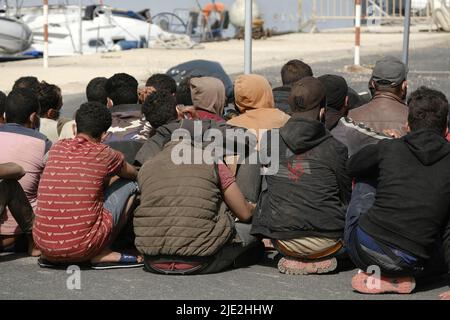 Pozzallo, province de Ragusa, Italie, 24 juin 2022, 97 migrants débarquent dans le port de Pozzallo. Ils font partie de 500 migrants interceptés à 90 milles au sud de la Sicile à bord d'un bateau de pêche. Banque D'Images