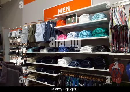 TORONTO, CANADA - 23 juin 2022 : chemises et sous-vêtements pour hommes dans le magasin de vêtements Banque D'Images