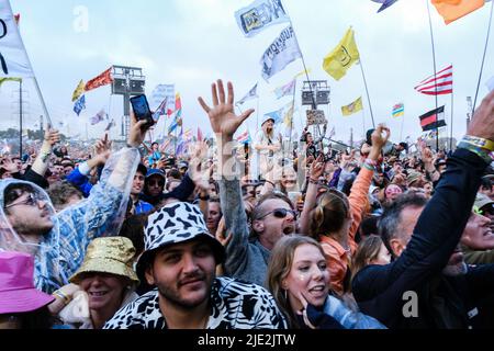 Glastonbury, Royaume-Uni. 24th juin 2022. ROYAUME-UNI. Vendredi 24 juin 2022. La foule du festival prend vie tandis que le soleil sort avec Sam Fender qui se produit sur la Pyramid Stage pendant le Glastonbury Festival digne Farm . Photo par crédit : Julie Edwards/Alamy Live News Banque D'Images