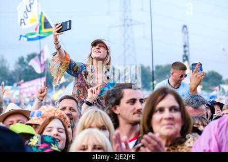 Glastonbury, Royaume-Uni. 24th juin 2022. ROYAUME-UNI. Vendredi 24 juin 2022. La foule du festival prend vie tandis que le soleil sort avec Sam Fender qui se produit sur la Pyramid Stage pendant le Glastonbury Festival digne Farm . Photo par crédit : Julie Edwards/Alamy Live News Banque D'Images