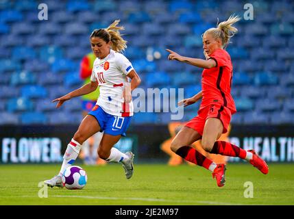 Alex Greenwood (à droite), en Angleterre, s'attaque à Danielle van de Donk, aux pays-Bas, lors du match amical féminin international à Elland Road, Leeds. Date de la photo: Vendredi 24 juin 2022. Banque D'Images