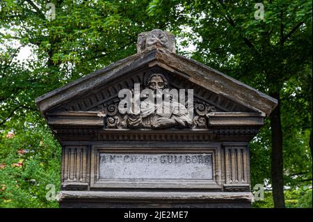 Tombe familiale à l'intérieur du cimetière de Montmartre. Paris, France. 05/2009 Banque D'Images