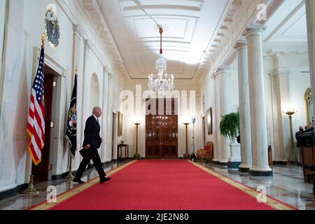 Washington DC, États-Unis. 24th juin 2022. Le président des États-Unis Joe Biden arrive pour prononcer des remarques sur la décision de la Cour suprême des États-Unis dans l'affaire Dobbs c. Jackson Women's Health Organization de renverser Roe c. Wade dans le Cross Hall de la Maison Blanche à Washington, DC sur 24 juin 2022. Credit: Oliver Contreras/Pool via CNP Credit: dpa Picture Alliance/Alay Live News Banque D'Images