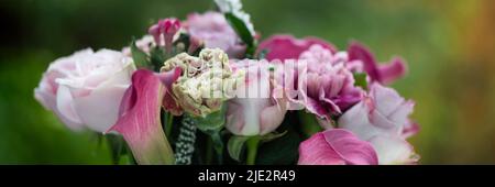 Bouquet de roses et de nénuphars de cala Banque D'Images
