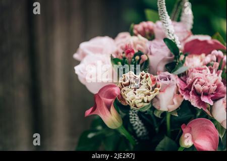 Bouquet de roses et de nénuphars de cala Banque D'Images