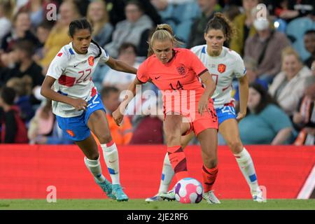 LEEDS - (lr), Esmee Brugts of Holland Women , Georgia Stanway of England Women, Dominique Janssen of Holland Women pendant le match international amical des femmes d'Angleterre au stade d'Elland Road sur 24 juin 2022 à Leeds, Royaume-Uni. ANP GERRIT VAN COLOGNE Banque D'Images