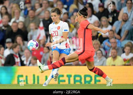 LEEDS - Dominique Janssen de Hollande femmes (l) pendant le match amical des femmes entre l'Angleterre et les pays-Bas au stade d'Elland Road sur 24 juin 2022 à Leeds, Royaume-Uni. ANP GERRIT VAN COLOGNE Banque D'Images