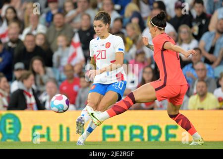 LEEDS - Dominique Janssen de Hollande femmes (l) pendant le match amical des femmes entre l'Angleterre et les pays-Bas au stade d'Elland Road sur 24 juin 2022 à Leeds, Royaume-Uni. ANP GERRIT VAN COLOGNE Banque D'Images