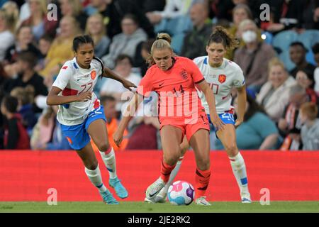 LEEDS - (lr), Esmee Brugts of Holland Women , Georgia Stanway of England Women, Dominique Janssen of Holland Women pendant le match international amical des femmes d'Angleterre au stade d'Elland Road sur 24 juin 2022 à Leeds, Royaume-Uni. ANP GERRIT VAN COLOGNE Banque D'Images