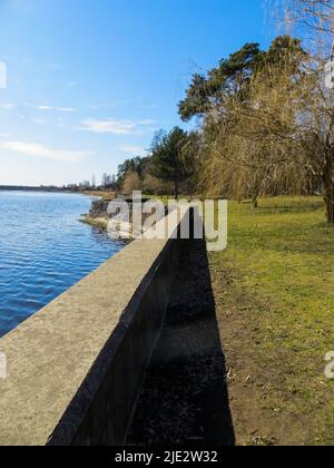 Eau bleu foncé sur la rivière Lielupe en Lettonie au début du printemps Banque D'Images