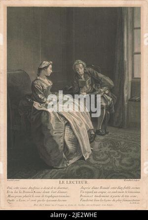 Jeune homme lit à une jeune femme d'un livre, le lecteur (titre sur objet), intérieur avec une jeune femme dans une longue robe, assise sur une chaise avec ses mains sur ses genoux. À côté d'elle, un jeune homme s'assoit sur une chaise, lisant un livre. En dessous de l'image un verset de huit lignes en français., imprimerie : René Gaillard, (mentionné sur l'objet), après peinture par : Hubert François Gravelot, (mentionné sur l'objet), Moraine, (mentionné sur l'objet), Paris, c. 1756, papier, gravure, hauteur 385 mm × largeur 272 mm Banque D'Images