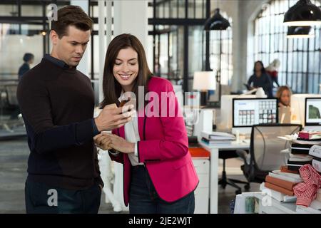 ANDREW RANNELLS, Anne Hathaway, LE STAGIAIRE, 2015 Banque D'Images