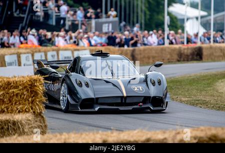 Goodwood, Royaume-Uni. 23rd juin 2022. Pagani Huayra R monte sur la colline au Goodwood Festival of Speed du circuit de Goodwood, Goodwood, Royaume-Uni, le 23 juin 2022. Photo de Phil Hutchinson. Utilisation éditoriale uniquement, licence requise pour une utilisation commerciale. Aucune utilisation dans les Paris, les jeux ou les publications d'un seul club/ligue/joueur. Crédit : UK Sports pics Ltd/Alay Live News Banque D'Images