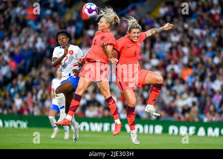 LEEDS, ANGLETERRE - JUIN 24: Alex Greenwood d'Angleterre femmes, Millie Bright d'Angleterre femmes pendant le match international amical entre les femmes d'Angleterre et les pays-Bas femmes à Elland Road sur 24 juin 2022 à Leeds, Angleterre (photo par MBMedia/Orange photos) crédit: Orange pics BV/Alay Live News Banque D'Images