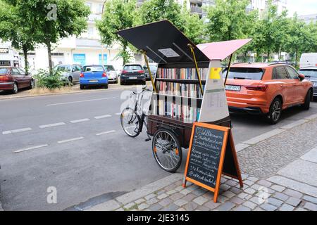 Berlin, Allemagne, 24 juin 2022, vélo d'échange de livres en face du centre du quartier Friedrichshain. Banque D'Images