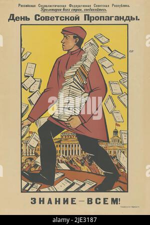 Affiche pour la Journée de la propagande soviétique, день советский пропаганда / знание всем! (Titre sur objet), Un homme avec une pile de livres sous son bras scrutait des livres autour. Derrière lui, les livres sont pris par une foule de gens aux mains tendues. En arrière-plan, une rangée de bâtiments comprenant une université, une académie et une bibliothèque. Les livres couvrent divers sujets, dont l'histoire, la lutte des classes et l'agriculture. Sous le slogan, 'Knowledge for all!, Print Maker: Anonyme, après la conception par: Anonyme, Russie, c. 1920 - c. 1925, papier, hauteur 678 mm × largeur 480 mm Banque D'Images