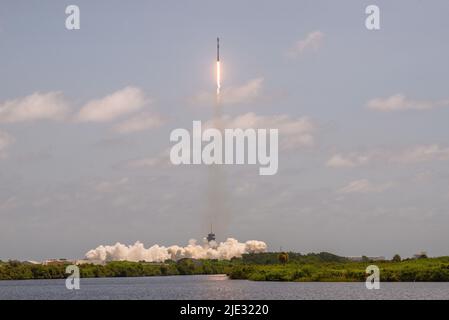 Une fusée Falcon 9 transportant 53 satellites à large bande Starlink de SpaceX est lancée à partir du Launch Complex 39A au Kennedy Space Center, en Floride, au 17 juin 2022. Ce lancement est le vol 13th du téléporteur Falcon 9 de première étape, qui a également lancé le GPS III-3, Turksat 5A et transporter-2. (É.-U. Photo Space Force par Joshua Conti) Banque D'Images