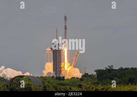 Une fusée Falcon 9 transportant 53 satellites à large bande Starlink de SpaceX est lancée à partir du Launch Complex 39A au Kennedy Space Center, en Floride, au 17 juin 2022. Ce lancement est le vol 13th du téléporteur Falcon 9 de première étape, qui a également lancé le GPS III-3, Turksat 5A et transporter-2. (É.-U. Photo Space Force par Joshua Conti) Banque D'Images