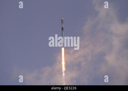 Une fusée Falcon 9 transportant 53 satellites à large bande Starlink de SpaceX est lancée à partir du Launch Complex 39A au Kennedy Space Center, en Floride, au 17 juin 2022. Ce lancement est le vol 13th du téléporteur Falcon 9 de première étape, qui a également lancé le GPS III-3, Turksat 5A et transporter-2. (É.-U. Photo Space Force par Joshua Conti) Banque D'Images