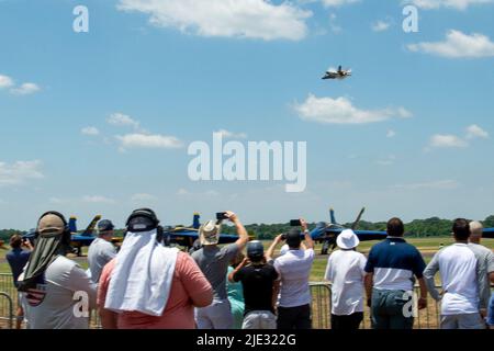 Millington, Tennessee (18 juin 2022) l'équipe de démonstration de la foudre II F-35C de la marine américaine effectue une démonstration en vol au Midsud Airshow pendant la semaine de la marine à Memphis. La Memphis Navy week est l'une des 14 Navy Weeks de 2022, qui apporte une variété d'actifs, d'équipement et de personnel à une seule ville pour une série d'engagements d'une semaine conçus pour rapprocher la Marine américaine des gens qu'elle protège. Chaque année, le programme touche plus de 140 millions de personnes, soit environ la moitié de la population américaine. (É.-U. Photo de la marine par le spécialiste des communications de masse 1st classe Bryan Niegel) Banque D'Images