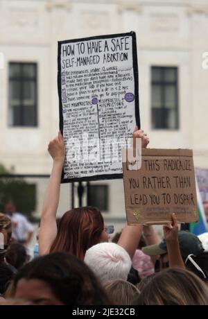 Washington, DC, États-Unis. 24th juin 2022. Les gens réagissent à la décision de la Cour suprême sur Dobbs c. Jackson WomenÕs Health Organization, à l'extérieur de la Cour suprême à Washington, DC on 24 juin 2022. Crédit : Mpi34/Media Punch/Alamy Live News Banque D'Images