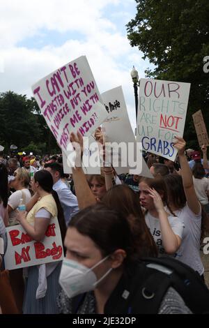 Washington, DC, États-Unis. 24th juin 2022. Les gens réagissent à la décision de la Cour suprême sur Dobbs c. Jackson WomenÕs Health Organization, à l'extérieur de la Cour suprême à Washington, DC on 24 juin 2022. Crédit : Mpi34/Media Punch/Alamy Live News Banque D'Images