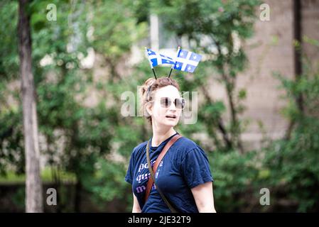 Montréal, Canada - 24 juin 2022 : une femme portant le drapeau du québec sur un chapeau célèbre la saint-jean-baptiste à Montréal Banque D'Images