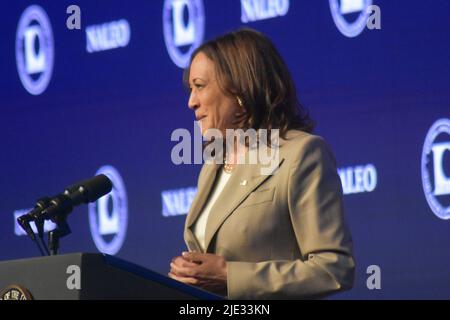 Chicago, Illinois, États-Unis. 24th juin 2022. (NOUVEAU) le vice-président des États-Unis, Kamala Harris, fait des remarques sur le renversement de Roe V. Wade. 24 juin 2022, Chicago, il, États-Unis : Le vice-président des États-Unis, Kamala Harris, prononce des remarques sur le renversement de Roe V. Wade, décision historique rendue en 1973 par la Cour suprême des États-Unis sur la question de la constitutionnalité des lois qui criminalisaient ou limitaient l'accès à l'avortement. (Image de crédit : © Kyle Mazza/TheNEWS2 via ZUMA Press Wire) Banque D'Images