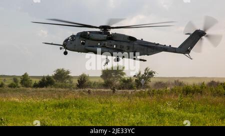 Marines et soldats américains de l'escadron des opérations de soutien aérien 10th sortent d'un super étalon CH-53E lors de l'exercice Gunslinger 22 à Riley, Kansas, 21 juin 2022. L'exercice Gunslinger 22 est un exercice conjoint avec la garde nationale de l'air du Kansas et le corps des Marines des États-Unis, conçu pour augmenter le contrôle et l'entraînement des aéronefs en cas d'imprévus potentiels dans le monde réel. (É.-U. Photo du corps marin par lance Cpl. David Intriago) Banque D'Images