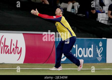 Simon Harmer d'Essex prend une prise pour licencier Conor McKerr du bowling de Sam Cook pendant Essex Eagles vs Surrey, Viality Blast T20 Cricket at Banque D'Images