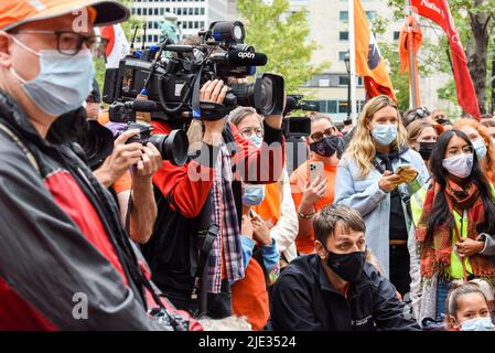 Journalistes canadiens couvrant la Marche de Montréal pour la Journée nationale de vérité et de réconciliation mettant en lumière le sombre passé des pensionnats indiens au Canada Banque D'Images