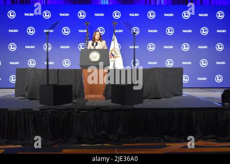 Chicago, Illinois, États-Unis. 24th juin 2022. (NOUVEAU) le vice-président des États-Unis, Kamala Harris, fait des remarques sur le renversement de Roe V. Wade. 24 juin 2022, Chicago, il, États-Unis : Le vice-président des États-Unis, Kamala Harris, prononce des remarques sur le renversement de Roe V. Wade, décision historique rendue en 1973 par la Cour suprême des États-Unis sur la question de la constitutionnalité des lois qui criminalisaient ou limitaient l'accès à l'avortement. (Image de crédit : © Kyle Mazza/TheNEWS2 via ZUMA Press Wire) Banque D'Images