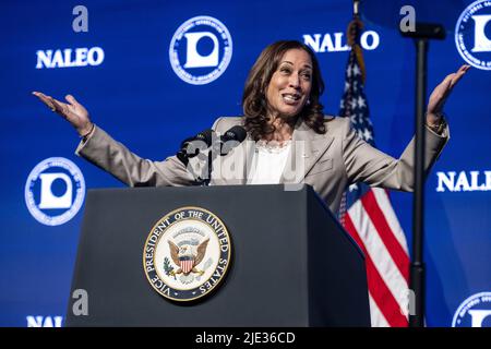 Chicago, États-Unis. 24th juin 2022. Le vice-président Kamala Harris s'exprime à la Conférence annuelle 39th de l'Association nationale des Latino élus et nommés par les fonctionnaires, vendredi, à 24 juin 2022, à Chicago, en Illinois. Photo de Christopher Dilts/UPI crédit: UPI/Alay Live News Banque D'Images