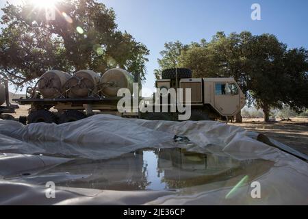 Les soldats de la Réserve de l'armée américaine de la compagnie Quartermaster 651st se préparent à remplir un stockage de réservoir à eau potable pendant l'exercice d'entraînement de soutien au combat 91-22-01 à fort Hunter Liggett, Californie, 15 juin. Les spécialistes du traitement de l'eau sont formés pour charger, administrer et décharger l'eau qu'ils purifient s'il n'y a pas d'autres options de distribution. (É.-U. Photo de la réserve de l'armée par le Sgt. Jeremiah Woods) Banque D'Images