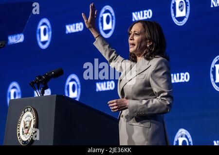 Chicago, États-Unis. 24th juin 2022. Le vice-président Kamala Harris s'exprime à la Conférence annuelle 39th de l'Association nationale des Latino élus et nommés par les fonctionnaires, vendredi, à 24 juin 2022, à Chicago, en Illinois. Photo de Christopher Dilts/UPI crédit: UPI/Alay Live News Banque D'Images