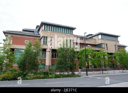 Vue sur la rue des tribunaux du centre-ville de Sheffield, avec arbres et arbustes décorant l'entrée. Banque D'Images