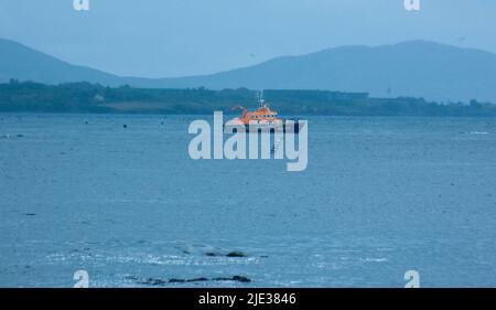 Bantry, West Cork, Irlande, vendredi 24 juin 2022; la Garde côtière irlandaise a lancé plusieurs agences à un incident. Le centre de contrôle de Valentia a reçu un appel au sujet d'un nageur manquant et a demandé au Bantry Community Lifeboat, le RNLI de Castletownbere, le service naval, qui étaient dans la région et l'hélicoptère de sauvetage 115 basé à Shannon. Le nageur, une femme dans ses années 70 et cru être local a été trouvé mort. Credit ED/Alamy Live News Banque D'Images