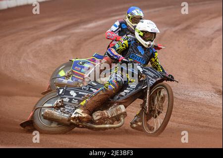 MANCHESTER, ROYAUME-UNI. 24th JUIN Kyle Bickley (blanc) dirige Nathan Ablitt (bleu) lors du match de la Ligue nationale de développement entre Belle vue Colts et Berwick Bullets au National Speedway Stadium, Manchester, le vendredi 24th juin 2022. (Credit: Ian Charles | MI News) Credit: MI News & Sport /Alay Live News Banque D'Images