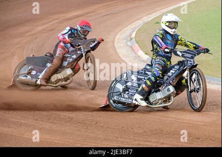 MANCHESTER, ROYAUME-UNI. 24th JUIN Kyle Bickley (blanc) dirige Jack Smith (rouge) lors du match de la Ligue nationale de développement entre Belle vue Colts et Berwick Bullets au National Speedway Stadium, Manchester, le vendredi 24th juin 2022. (Credit: Ian Charles | MI News) Credit: MI News & Sport /Alay Live News Banque D'Images