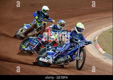 MANCHESTER, ROYAUME-UNI. 24th JUIN Greg Blair (jaune) dirige Nathan Ablitt (bleu) et Ben Rathbone (blanc) lors du match de la National Development League entre Belle vue Colts et Berwick Bullets au National Speedway Stadium, Manchester, le vendredi 24th juin 2022. (Credit: Ian Charles | MI News) Credit: MI News & Sport /Alay Live News Banque D'Images