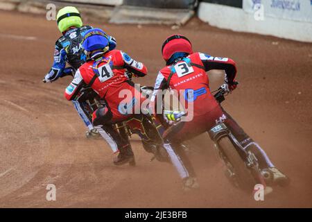 MANCHESTER, ROYAUME-UNI. 24th JUIN Harry McGurk (rouge) et Nathan Ablitt (bleu) pourchassent Greg Blair (jaune) lors du match de la National Development League entre Belle vue Colts et Berwick Bullets au National Speedway Stadium, Manchester, le vendredi 24th juin 2022. (Credit: Ian Charles | MI News) Credit: MI News & Sport /Alay Live News Banque D'Images