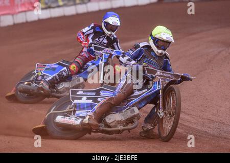 MANCHESTER, ROYAUME-UNI. 24th JUIN Greg Blair (jaune) dirige Archie Freeman (bleu) lors du match de la Ligue nationale de développement entre Belle vue Colts et Berwick Bullets au National Speedway Stadium, Manchester, le vendredi 24th juin 2022. (Credit: Ian Charles | MI News) Credit: MI News & Sport /Alay Live News Banque D'Images