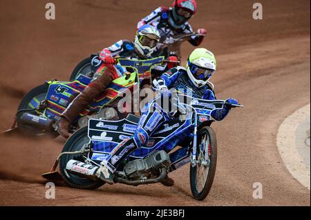 MANCHESTER, ROYAUME-UNI. 24th JUIN Greg Blair (jaune) dirige Harry McGurk (rouge) et Nathan Ablitt (bleu) lors du match de la National Development League entre Belle vue Colts et Berwick Bullets au National Speedway Stadium, Manchester, le vendredi 24th juin 2022. (Credit: Ian Charles | MI News) Credit: MI News & Sport /Alay Live News Banque D'Images