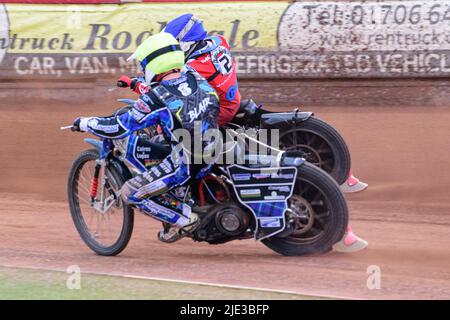 MANCHESTER, ROYAUME-UNI. 24th JUIN Greg Blair (jaune) à l'intérieur de Sam McGurk (bleu) lors du match de la Ligue nationale de développement entre Belle vue Colts et Berwick Bullets au National Speedway Stadium, Manchester, le vendredi 24th juin 2022. (Credit: Ian Charles | MI News) Credit: MI News & Sport /Alay Live News Banque D'Images