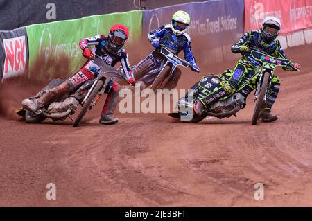 MANCHESTER, ROYAUME-UNI. 24th JUIN Ace Pijper (blanc) à l'intérieur de Jack Smith (rouge) avec Greg Blair (jaune) derrière lors du match de la Ligue nationale de développement entre Belle vue Colts et Berwick Bullets au National Speedway Stadium, Manchester, le vendredi 24th juin 2022. (Credit: Ian Charles | MI News) Credit: MI News & Sport /Alay Live News Banque D'Images