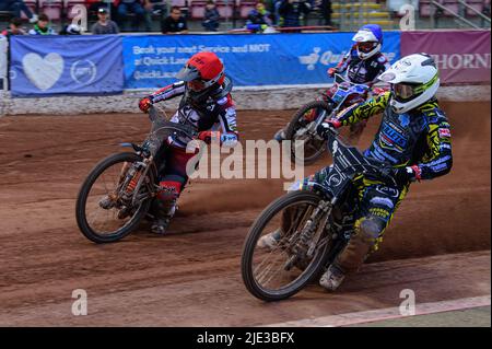 MANCHESTER, ROYAUME-UNI. 24th JUIN Kyle Bickley (blanc) à l'intérieur de Jack Smith (rouge) avec Archie Freeman (bleu) derrière lors du match de la National Development League entre Belle vue Colts et Berwick Bullets au National Speedway Stadium, Manchester, le vendredi 24th juin 2022. (Credit: Ian Charles | MI News) Credit: MI News & Sport /Alay Live News Banque D'Images