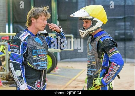 MANCHESTER, ROYAUME-UNI. 24th JUIN Greg Blair (à gauche) discute avec Ben Rathbone, coéquipier, lors du match de la National Development League entre Belle vue Colts et Berwick Bullets au National Speedway Stadium, à Manchester, le vendredi 24th juin 2022. (Credit: Ian Charles | MI News) Credit: MI News & Sport /Alay Live News Banque D'Images