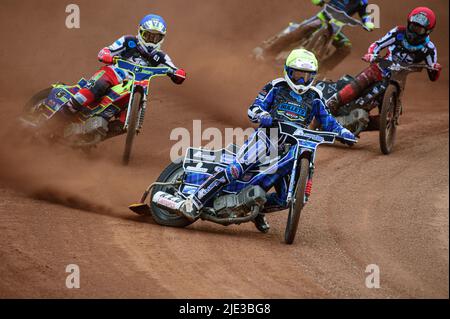 MANCHESTER, ROYAUME-UNI. 24th JUIN Greg Blair (jaune) dirige Harry McGurk (rouge) et Nathan Ablitt (bleu) lors du match de la National Development League entre Belle vue Colts et Berwick Bullets au National Speedway Stadium, Manchester, le vendredi 24th juin 2022. (Credit: Ian Charles | MI News) Credit: MI News & Sport /Alay Live News Banque D'Images